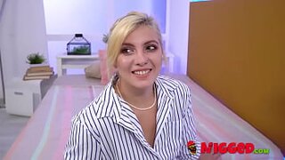 La culona Andrea Blonde se atreve con un bbc por el culo