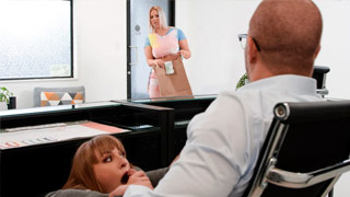 Dos mujeres tetonas en horario laboral. Angel Youngs y Jenna Starr