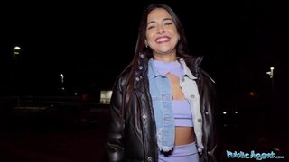 Esta guapa latina se echa un palenque con cualquiera por lana. Nuria Millán