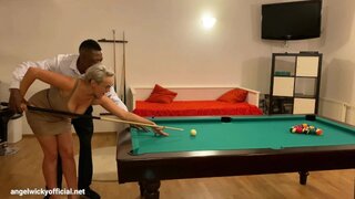 Partida de billar, si ganas me echas un palito... ¿le apostamos? Diosa MILF Angel Wicky