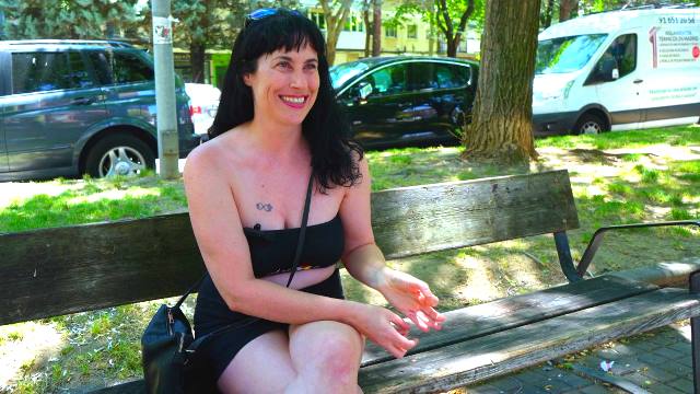 MILF española divorciada, exhibicionista y loca por los jovencitos: Emmita smile