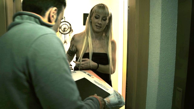 ¡Atrapada al mensajero de Angélica Castro! ¡Esta mujer nunca se ha cortado xD