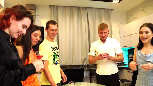 Empiezan a llegar los videos de las primeras orgías caseras de año nuevo