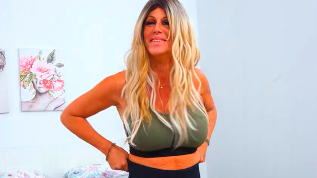 Jenna Arson, la mami fitness, descubre cómo sabe una barra de chocolate XXL