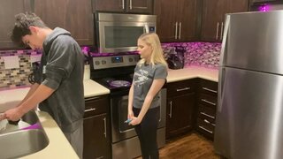 Sexo teen en la cocina con la chiquita rubia Coco Lovelock termina en creampie