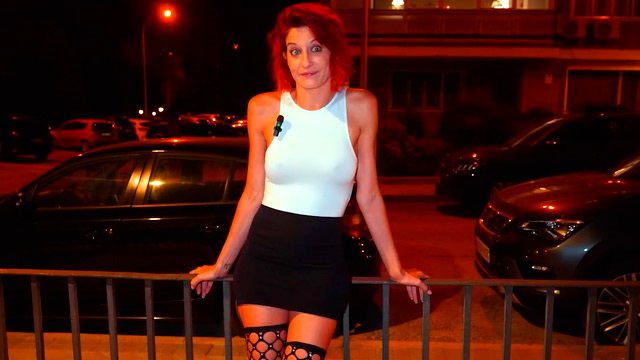 ¡Divorciada desatada! Albaan se ha separado y se ha vuelto loca por los jóvenes