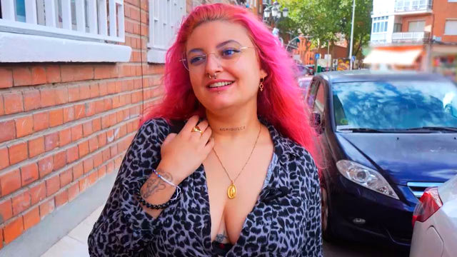 Rebeca Addams quiere prender a todo su barrio. ¡Me voy a sacar las chichis aquí!