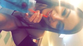 Tardeo con Emily Willis y Ricky Johnson... Y sí, la cosa termina como imaginas