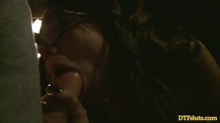 Un calentón en el coche y al fin Janice Griffith con la boca llena de leche