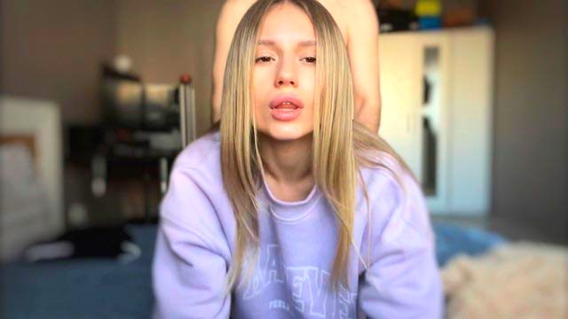 A la rubia Allinika no le cuesta ayudar a su novio a correr litros de leche