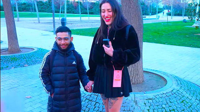 Lara Croft sale de caza por un semental. ¿Eres Juanjo? Quiero coger hoy mismo