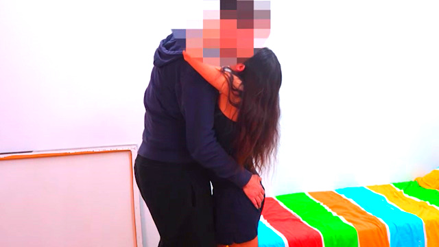 Amaya Castro pasa de usar el taladro para ser taladrada