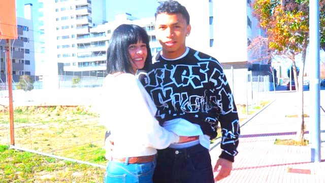 La milf experta Sandra V le da clases de cómo coger a un chavo negro...