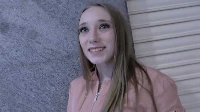 Pilladas de Torbe: Lily Fox pillada porno en Madrid a una chavita vallecana