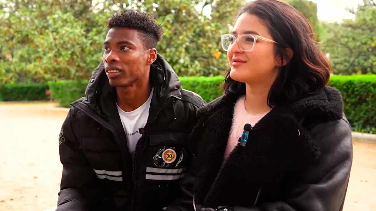 Echando pasión en el PARQUE. Babybell prueba su primera verga negra