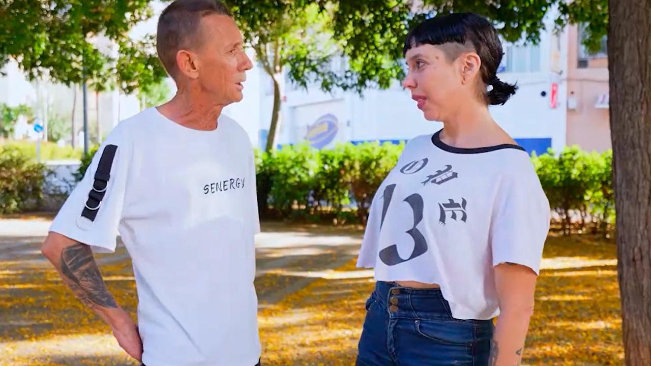 Esta es la historia de Leine Rebel y don Jorge en un parque se conocen y cogen