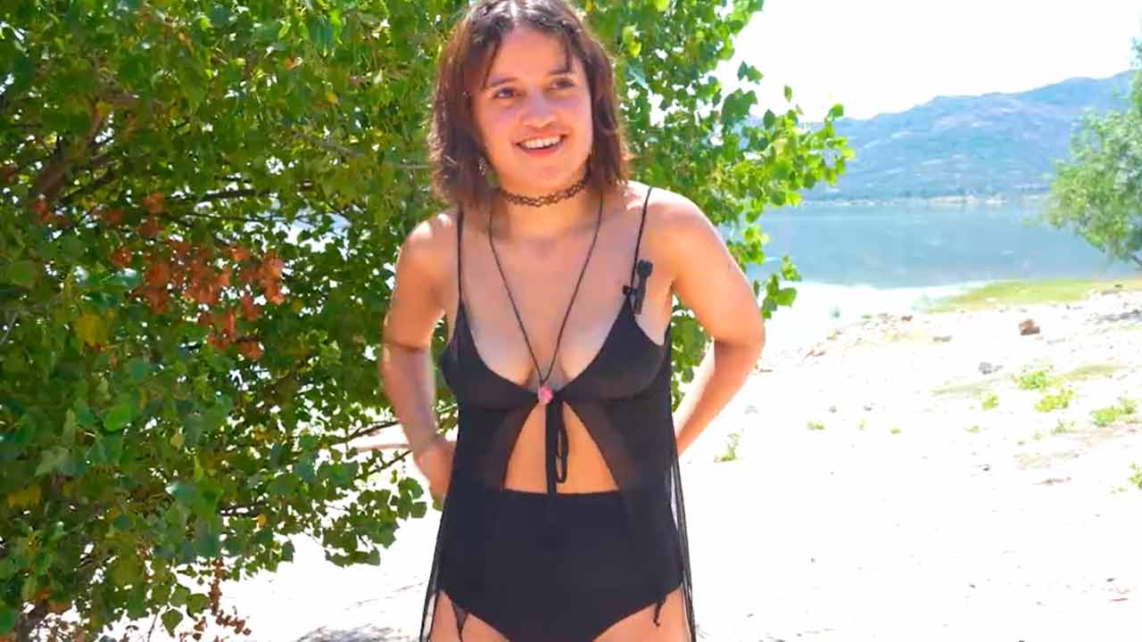 Una tarde en la playa y Elena de la Vega nos regala otro sexo voyeur