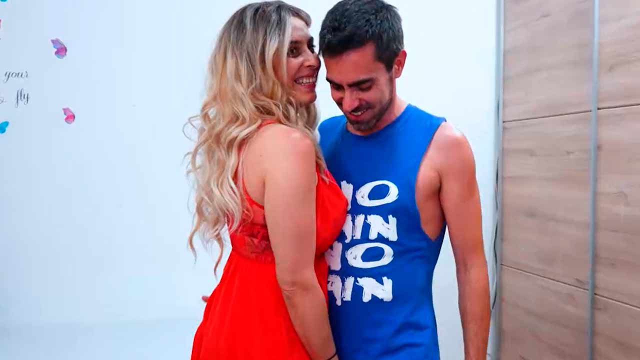 Tania López por Madrid vestida de rojo y se convierte en la Caperucita del amor