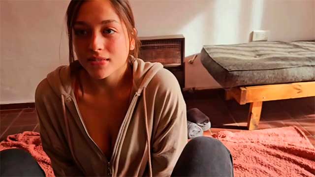 Llenando la carita de leche a la joven Paupcorn, esta morra está bien buena