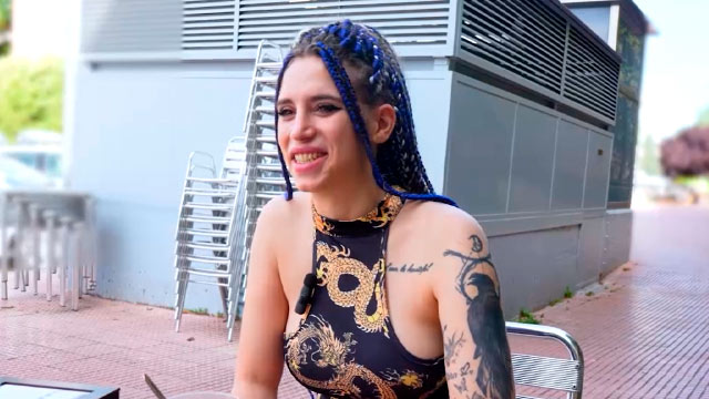 Conociendo a la espectacular Venus Lilith, el chavo no deja de echarse unas risas ja ja