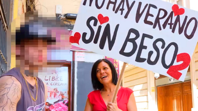 Salimos a la calle con la encantadora Sandra V a regalar besos y mucho amor