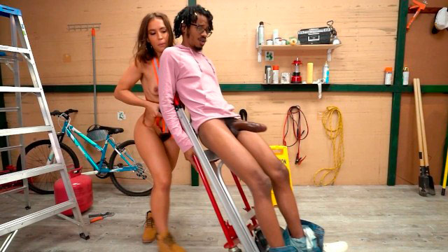 La MILF Kelsi Monroe quiere la verga negra más grande que jamás ha metido en su panocha