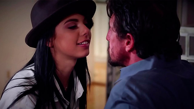 Gina Valentina quiere echarse un buen palo con un hombre maduro y mantenerlo en secreto