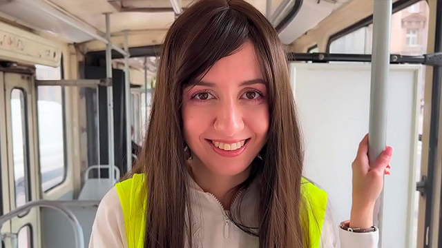 Katty West pide un aventón y Dis Diger se la termina cogiendo en el camión público