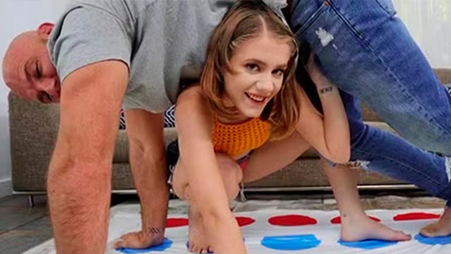 Dakota Burns, con un juego inocente convence a JMac de entrar en su chiquita