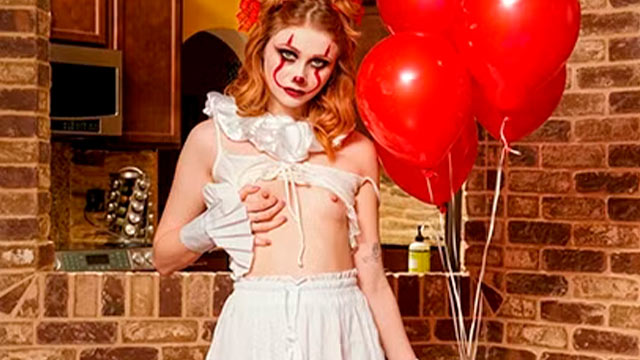 Scarlet Skies, disfrazada de payaso, hace gritar a Codey Steele ¡De puro gusto!