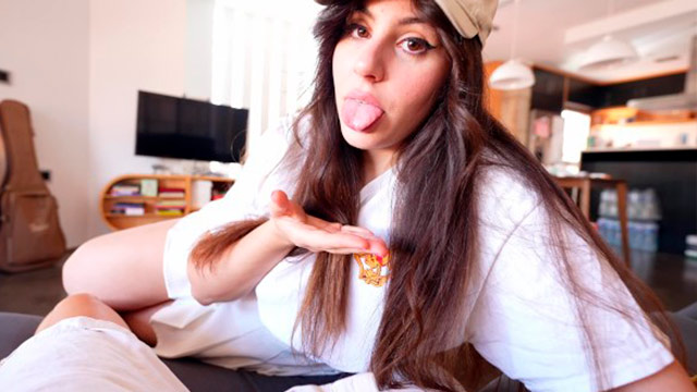 Pamsnusnu está más cachonda que nunca, le quita la virginidad a un chavo