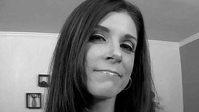 Nikki Daniels, una milf morena, abre su panocha peluda para una verga negra enorme