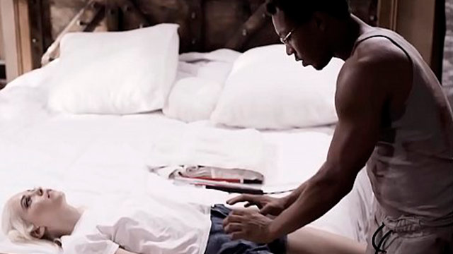 Chloe Couture es una rubia ciega. Engañada por su doctor, recibe un creampie