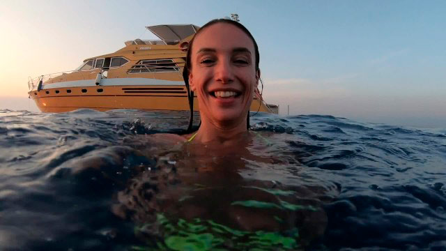 La recompensa para este viaje exótico, es disfrutar el coño moreno de Hazel Dew