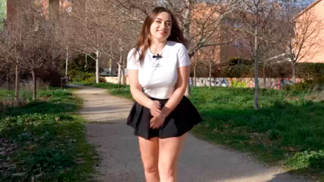 Marta Villalobos nos muestra todo lo que tiene, en público, antes de un palo