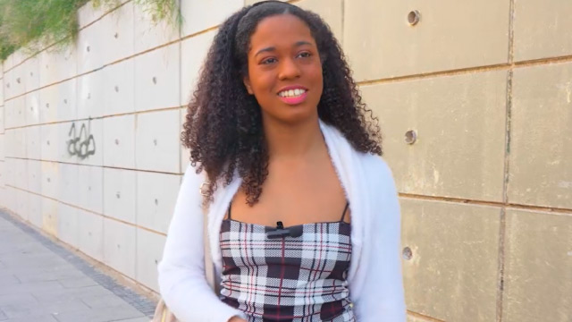 Zoe Bombón se anima a probar una verga madura en su y joven y estrecho coño