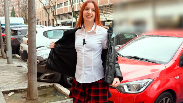 Astrid Ortiz sale del cole y prepara su inexperto culo para una verga negra grandota