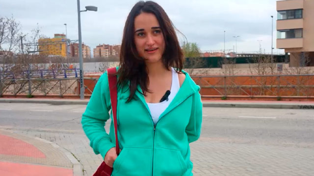 Dos negros enormes y maduros hacen ejercicio con la joven Sofía Jímenez