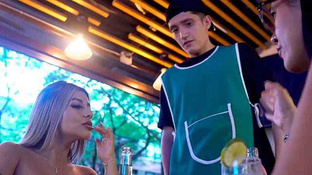 Un mesero se avienta con Kylei Ellish y Naty Delgado para un trío bien loco