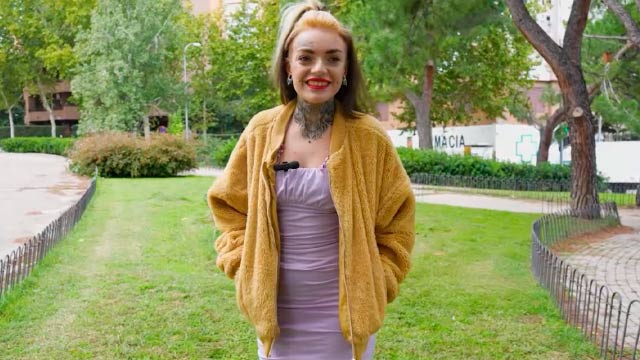 Lady Medusa se coge a un negro joven que le hace ver las estrellas