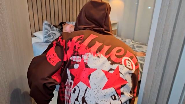 Quisieron entrar a su casa para robarla, pero Anailoves lo seduce con sus tetas