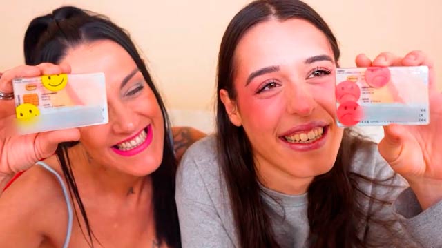 La mami Adela Myers mira a su hija Briseida cogiendo con su jale. Porno en familia