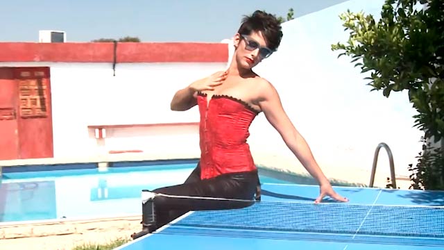 Lola aguarda pacientemente porque sabe que la van a destrozar en todas las posiciones