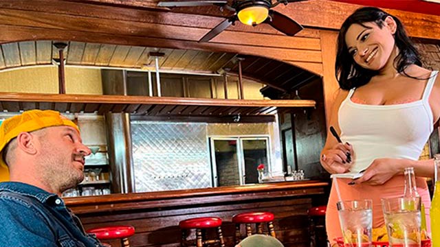 La mesera Mona Azar, no solo sirve la comida del menú. Sino también ella misma