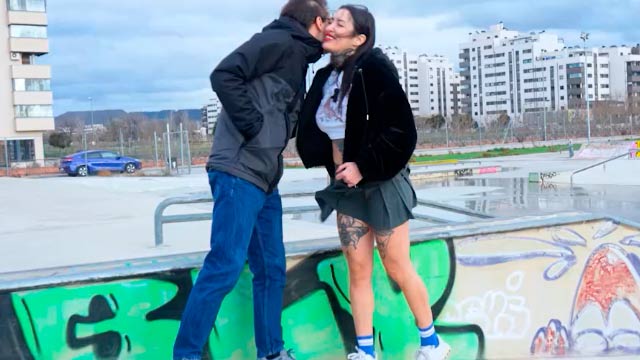 La morbosa Lara Croft en un cuarto oscuro mientras le destrozan el trasero