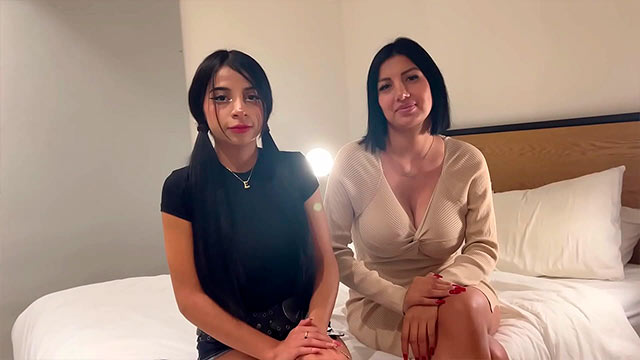 Una chavita gozando con una Milf: María Rojas y Dafne Michelle en trío salvaje
