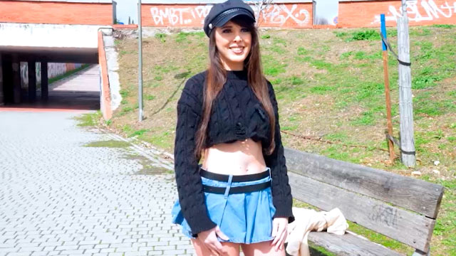 Estos dos vatos están ansiosos por darle en la torre a Chloe Herrero con sus vergas negras