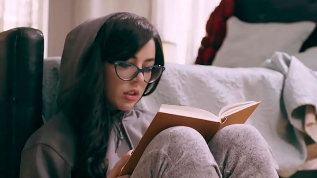 Sorprendida, Whitney Wright descubre que la ligue de su novio es una muñeca inflable