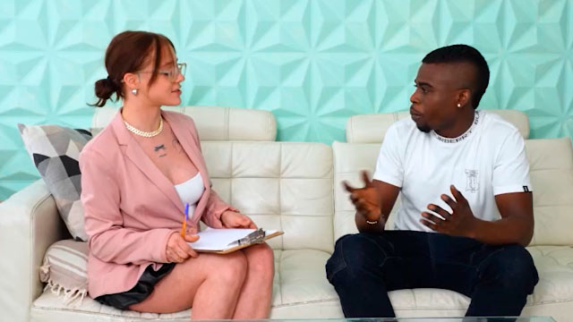 Rebecca Jones se hace productora porno y hace el primer casting interracial