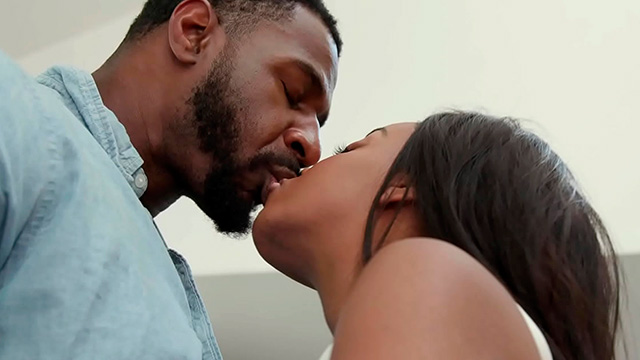 Lily Starfire latina curvy vive un secreto intenso: vergota la llena totalmente